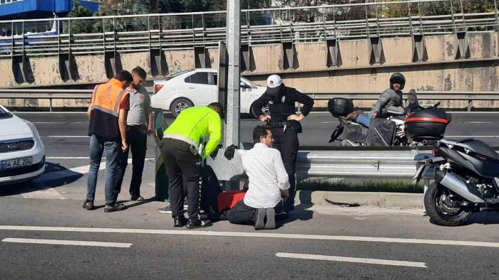 Kadın Trafik Polisi, Kazada Yaralanan Motosikletlinin Yanından Bir An Olsun Ayrılmadı