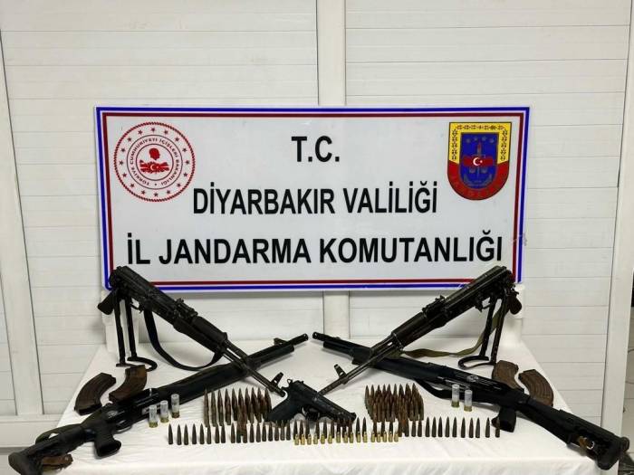 Diyarbakır’da İki Adreste Yapılan Aramalarda Uzun Namlulu Silahlar Ele Geçirildi
