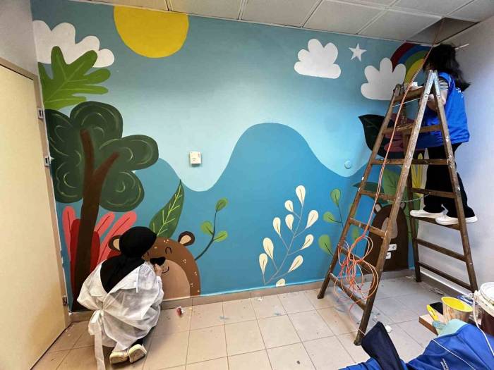 Çocuk Acile Çizgi Film Karakterleri Çizildi