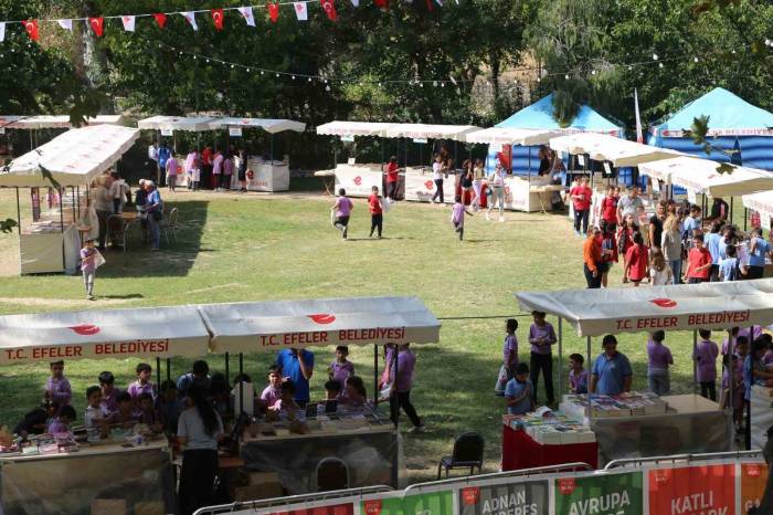 Efeler’de Edebiyat Yolculuğu Sürüyor