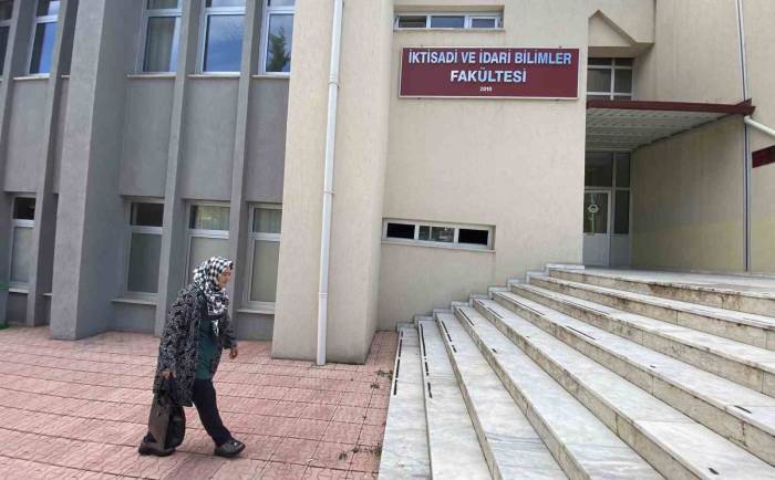 Azmin Başarısı: İlk, Orta Ve Lise Eğitimini Dışarıdan Tamamladı, 70 Yaşında Üniversiteli Oldu