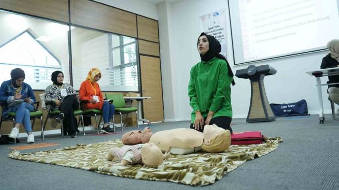 İpek Yolu Gençlik Merkezinde 60 Genç Afet Eğitimi Alıyor