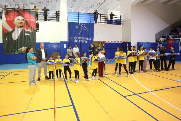 Küçükçekmece’de 3 Bin 600 Öğrenciye Spor Malzemeleri Dağıtıldı