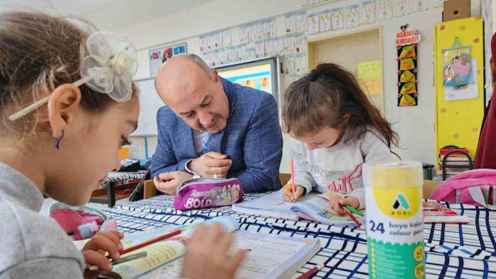 Müdür Başyiğit, Öğrencilerden Kitap Okuma Alışkanlığı Kazanmalarını İstedi