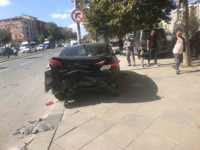 Sancaktepe’de Işık İhlali Yapıp Kaçtı, İki Araç Birbirine Girdi
