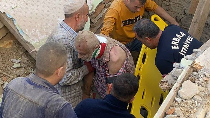 Ahşap Evini Yıkmak İsterken Altında Kaldı