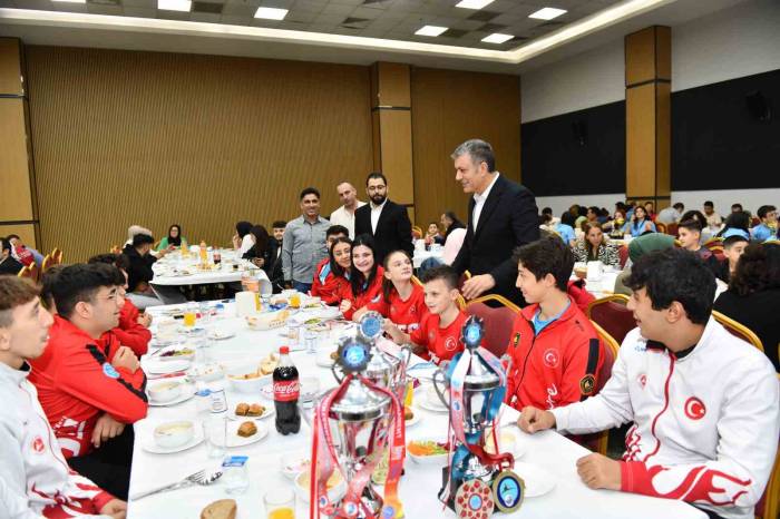 Esenyurt’ta Ulusal Ve Uluslararası Müsabakalarda Dereceye Giren Sporculara Ödülleri Verildi