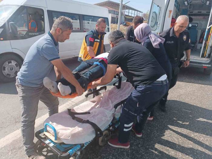 Motosiklet İle Kamyon Çarpıştı: 1 Yaralı