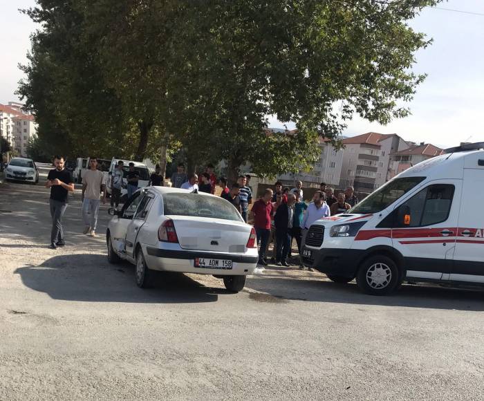 Otomobil İle Motosiklet Çarpıştı: 2 Yaralı