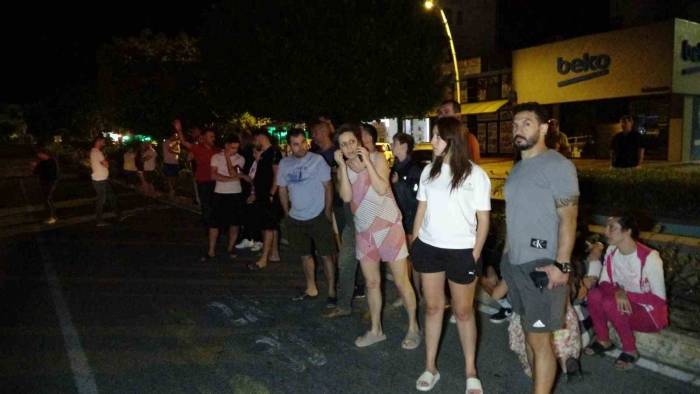 İş Yerinin Yandığını Gören Kadın Fenalık Geçirdi