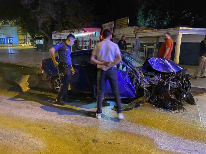 Otomobilin Hurdaya Döndüğü Kazada Polis, Elleriyle Kum Dökerek Önlem Aldı