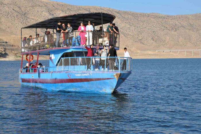 Denizi Olmayan Kentte Tekne Turu Keyfi