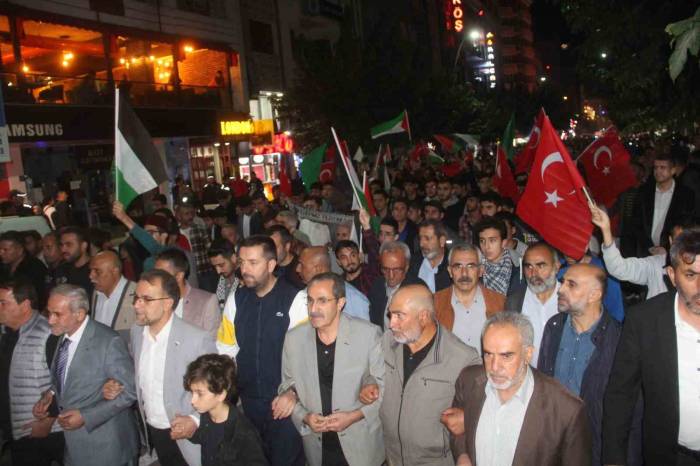 Elazığ’da Yüzlerce Kişi Filistin’e Destek Bir Araya Geldi