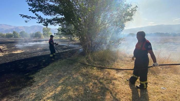 Erzincan’da Çıkan Ot Yangınları Söndürüldü