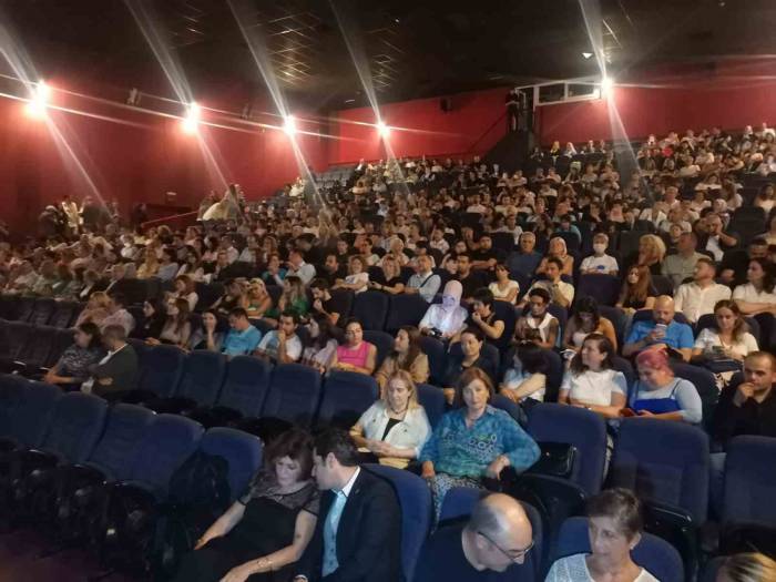 Haldun Dormen Sahne Rekoru Kırdı, Yönettiği Oyunla İzmirlileri Kırdı Geçirdi