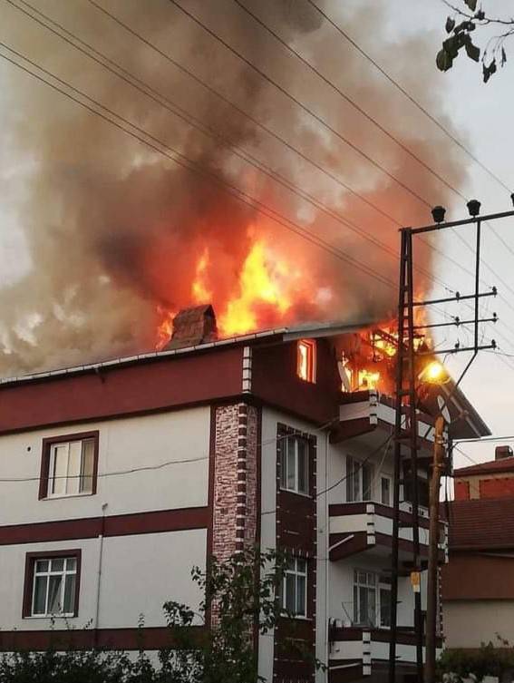 Çatı Yangını Paniğe Neden Oldu