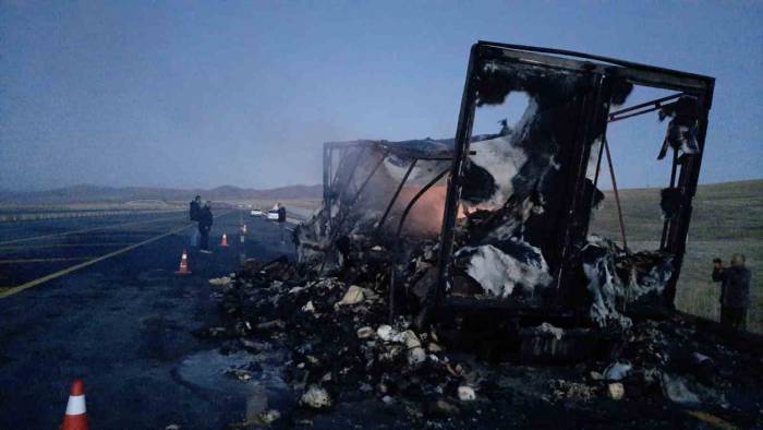 Kars’ta Hareket Halindeki Kamyon Yandı