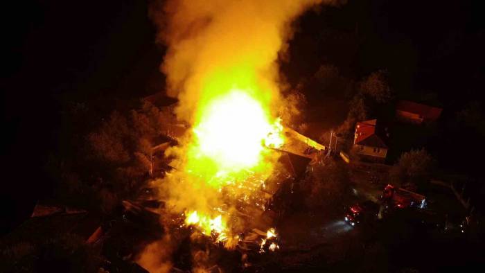 Kastamonu’da Alevler Geceyi Aydınlattı: 2 Ev Ve 22 Büyükbaş Hayvan Yandı