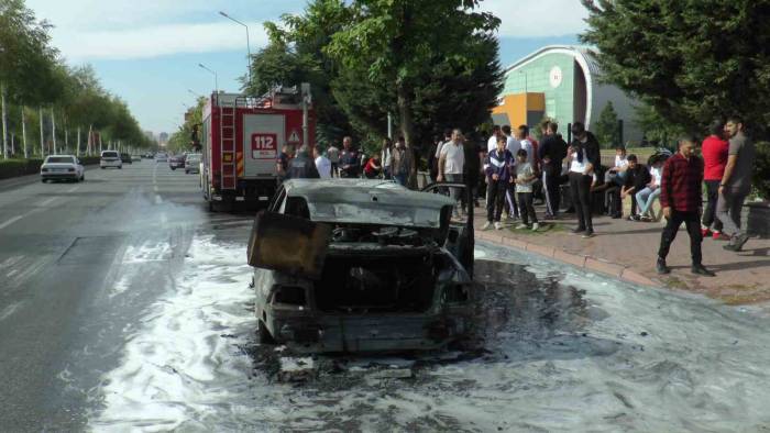 Seyir Halindeki Otomobil Alev Aldı, Vatandaşlar Görüntü Çekmek İçin Birbiriyle Yarıştı