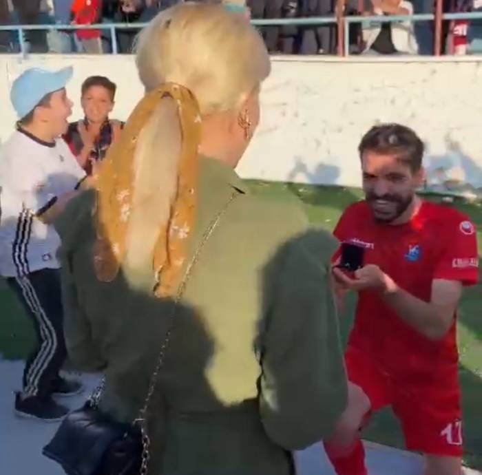 Yeşil Sahada Sürpriz Evlilik Teklifi