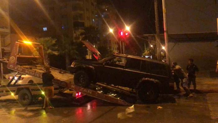Kırmızı Işıkta Duran Otomobil Alevlere Teslim Oldu