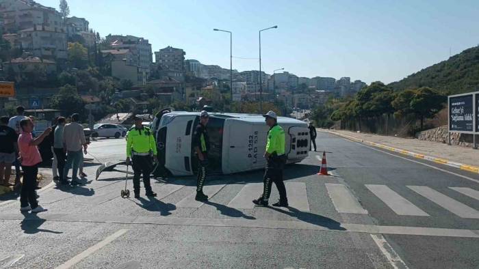 Virajı Alamayan Servis Minibüsü Devrildi: 1 Yaralı
