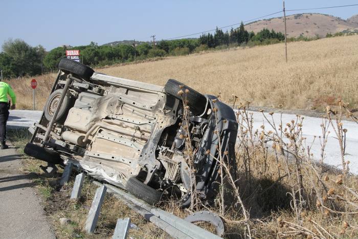 Bariyerlere Çarpan Araç Yan Döndü: 4 Yaralı