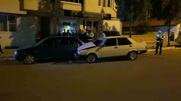 Otomobil Park Halindeki Araca Çarptı: 2 Yaralı