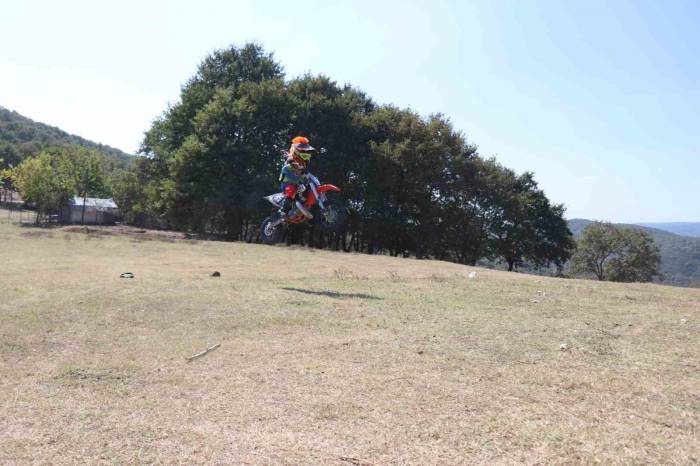 Biri 6 Diğeri 9 Yaşında: Motokrosçu Kız Kardeşler Mesire Alanlarında Antrenman Yapıyor