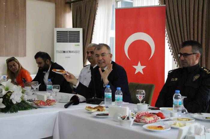 Amasya Valisi Doruk Esnaflara Seslendi: “Tanıtım İçin Misket Elması Kurusu İkram Edin”