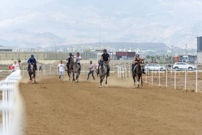 14. Geleneksel Rahvan At Yarışları Nefes Kesti, Attan Düşen Genç Kadın Yaralandı