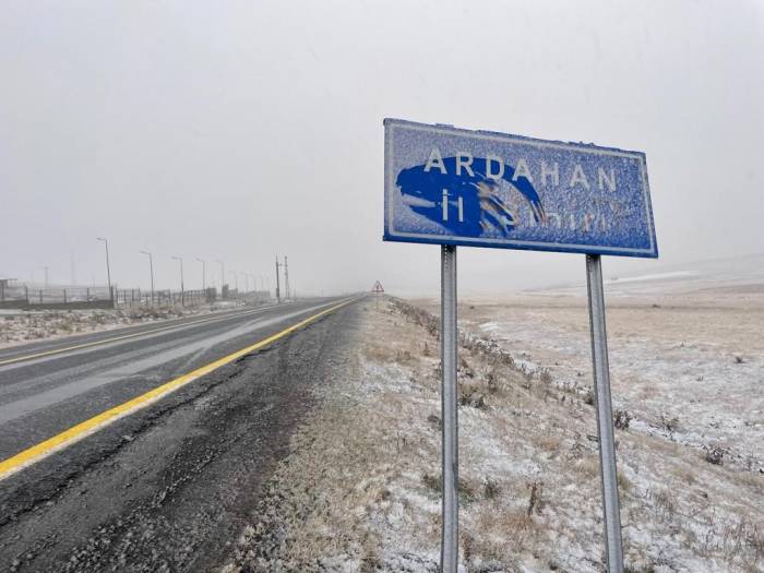 Ardahan’da Yükseklere Kar Yağdı