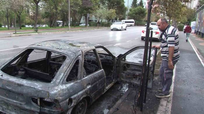 Ataşehir’de Seyir Halinde Alev Alan Otomobil Yandı