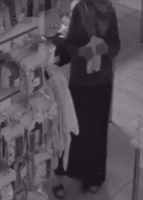 Giyim Dükkanına Giren Kadın, Elbiseyi Eteğine Koyup Hırsızlık Yaptı