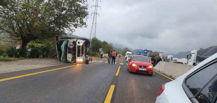Tomruk Yüklü Kamyon Devrildi: 1 Yaralı