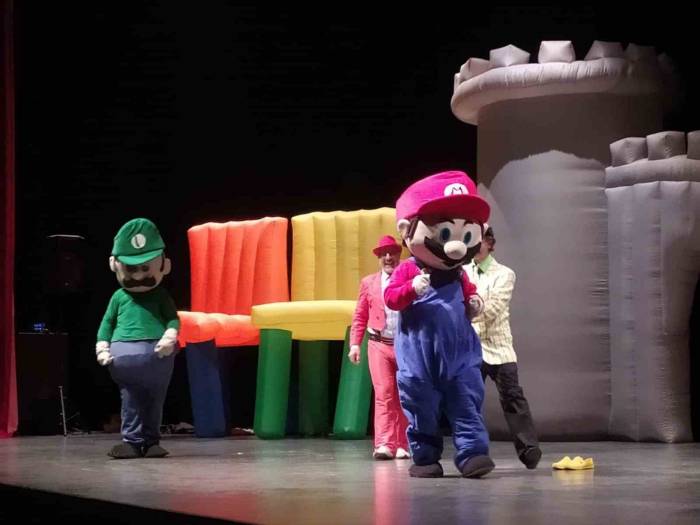 Süper Mario Ve İhtiyar Kedi Çocukların Yüzünü Güldürdü