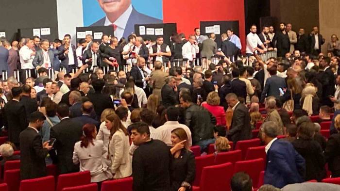 Chp’nin Yeni İstanbul İl Başkanı Özgür Çelik Oldu