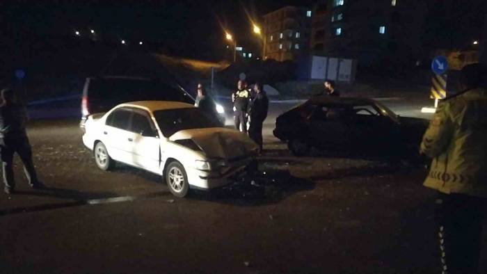 İki Otomobil Çarpıştı: 2 Yaralı