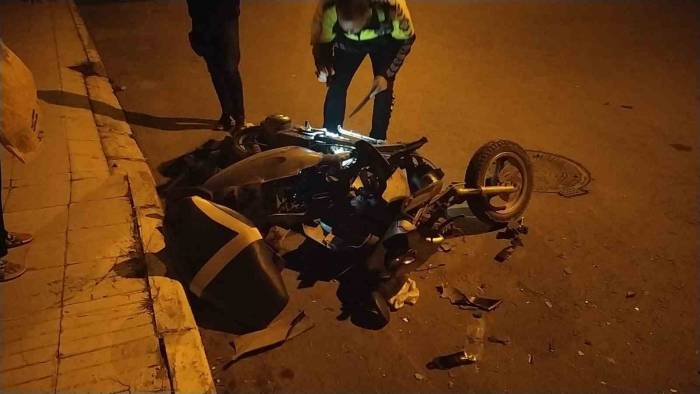 Motosiklet İle Otomobil Çarpıştı: 2 Yaralı