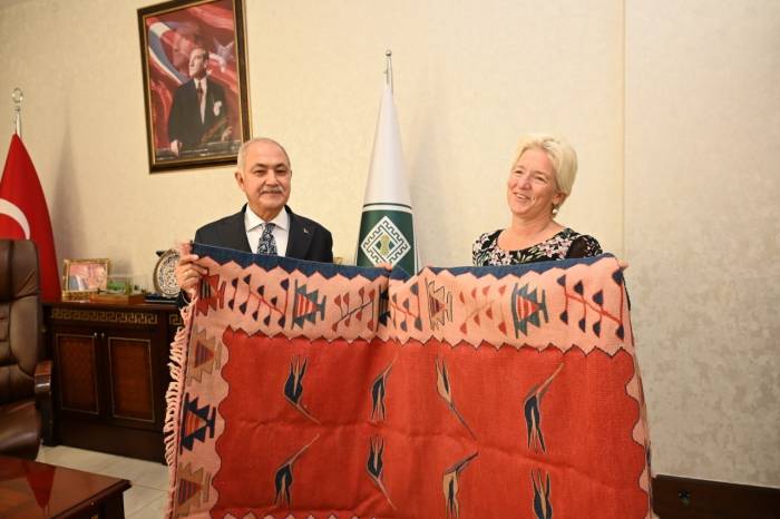 Deprem Bölgesi Osmaniye’ye Çöp Süpürme Aracı İle Çöp Konteyneri Desteği