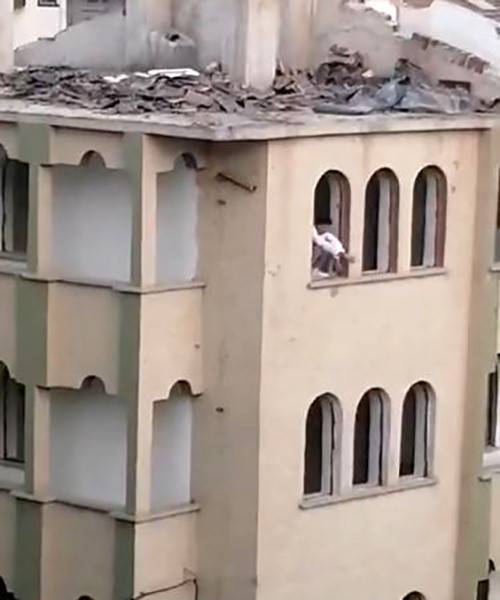 Ağır Hasarlı Binada Tehlikeli Anlar: Caddede Bulunanlarla Tartışıp 4’üncü Kattan Beton Parçası Fırlattı