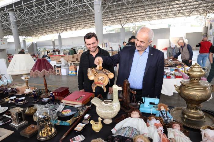 Antika Pazarında Nostalji Yolculuğu