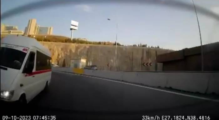 Trafikte Dehşeti Yaşadılar: Seyir Halindeyken Üzerlerine Servis Aracı Devrildi