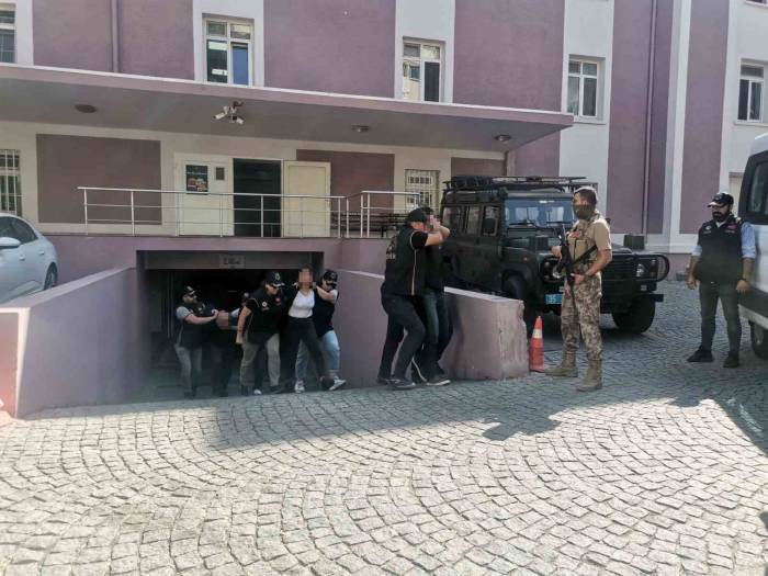 Hdp İzmir İl Eş Başkanları Ve İlçe Başkanı Adliyede