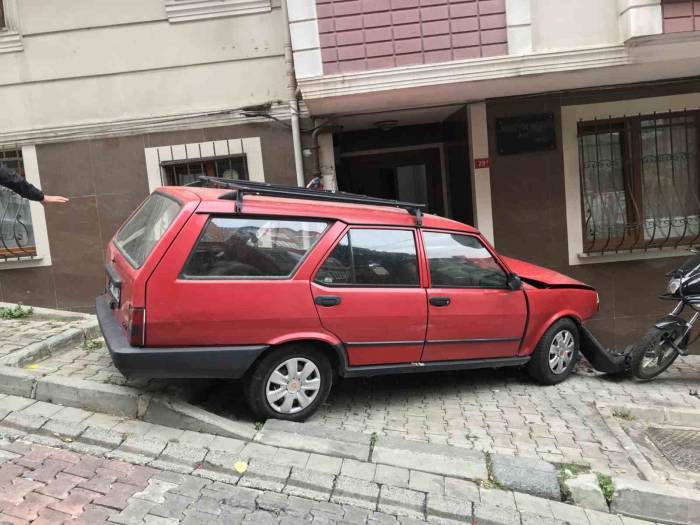 İstanbul’da Faciadan Dönüldü: Freni Tutmayan Araç Doğal Gaz Kutusuna Çarptı