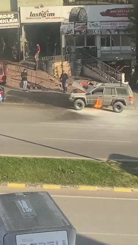 Seyir Halindeki Cip Alev Aldı