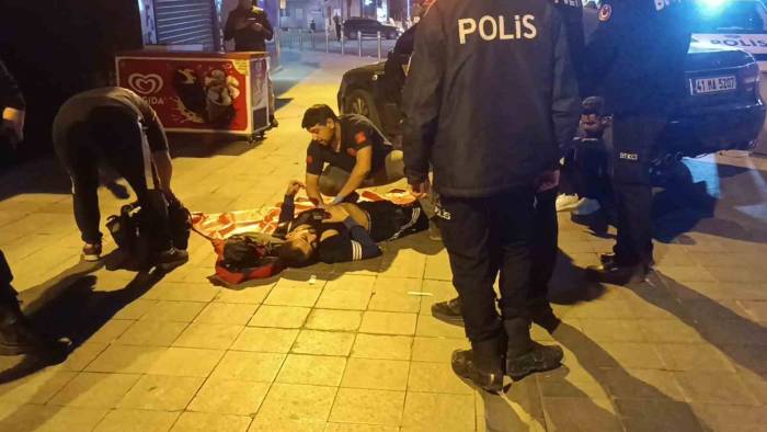 Bıçaklanan 3 Kişi Yaralı Halde Otomobile Binip Kaçtı