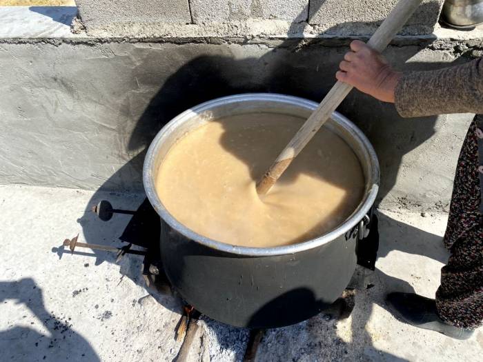 Mardin’de Üzüm Şırasından Yapılan Yöresel Tatlı ’harire’ Geleneği Sürüyor