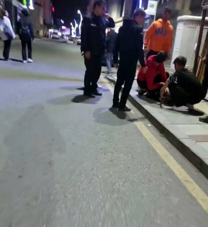 Gençlerin Kavgasında Kan Aktı, Bıçaklanan 3 Kişi Yaralandı