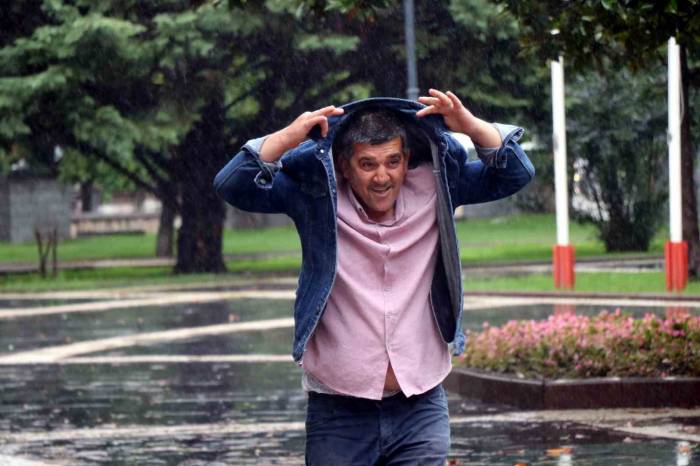 Yağmur Yağdı, Havalar 10 Derece Soğudu
